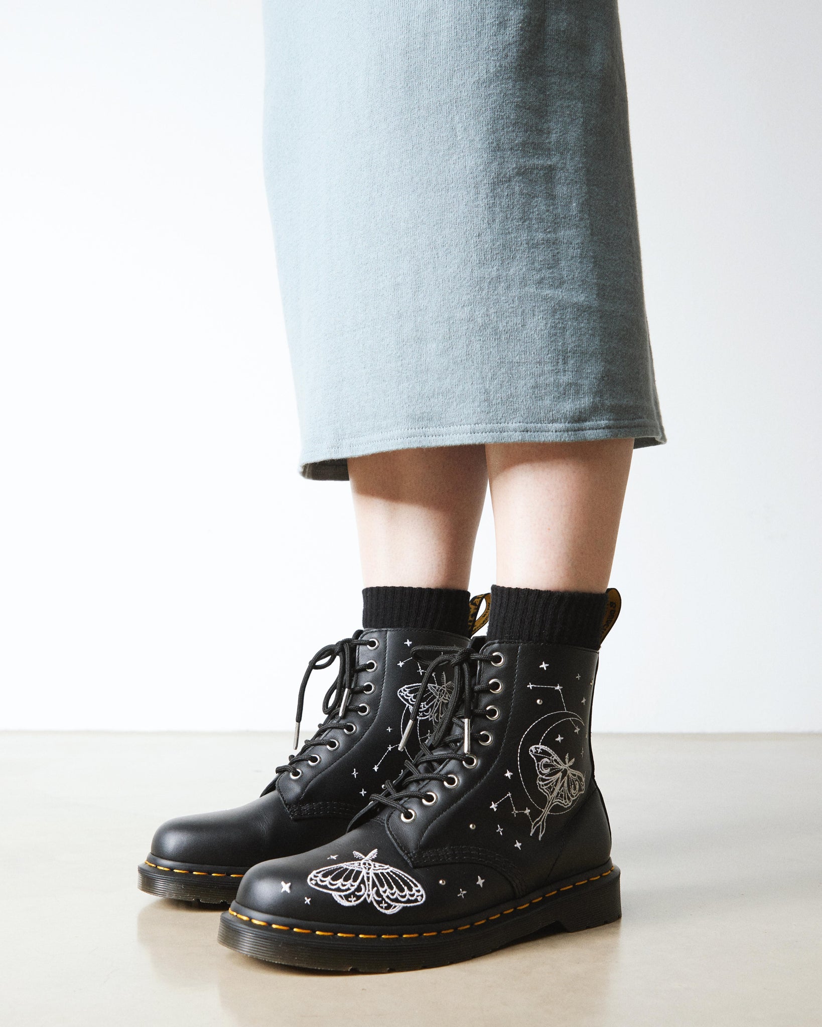 Bottes en cuir montantes 1460 à lacets avec broderie "Papillon Céleste"