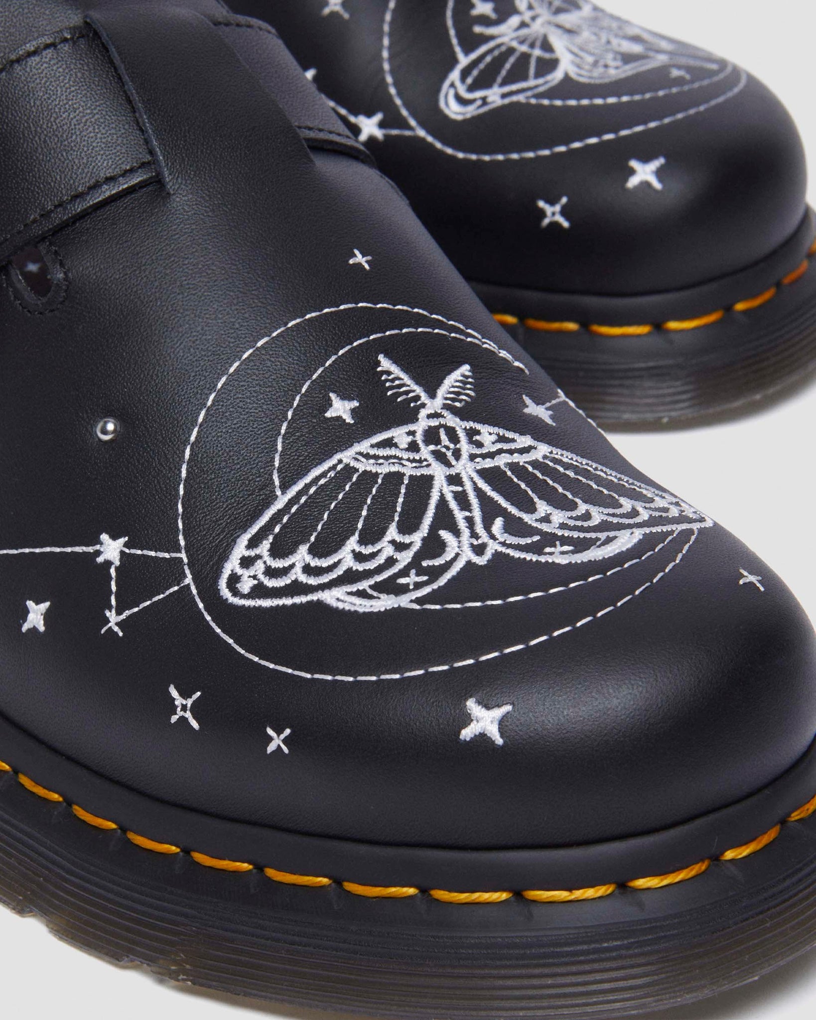 Mules en cuir Jorge II avec broderies de papillons célestes et motifs astraux