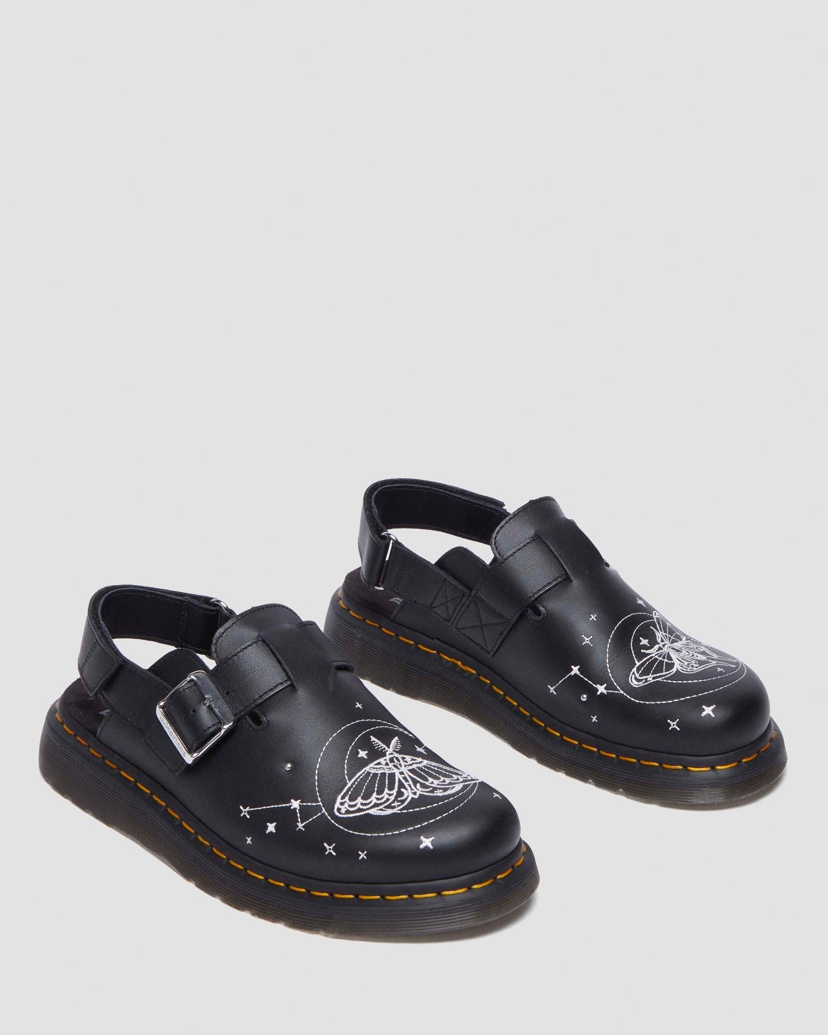 Mules en cuir Jorge II avec broderies de papillons célestes et motifs astraux