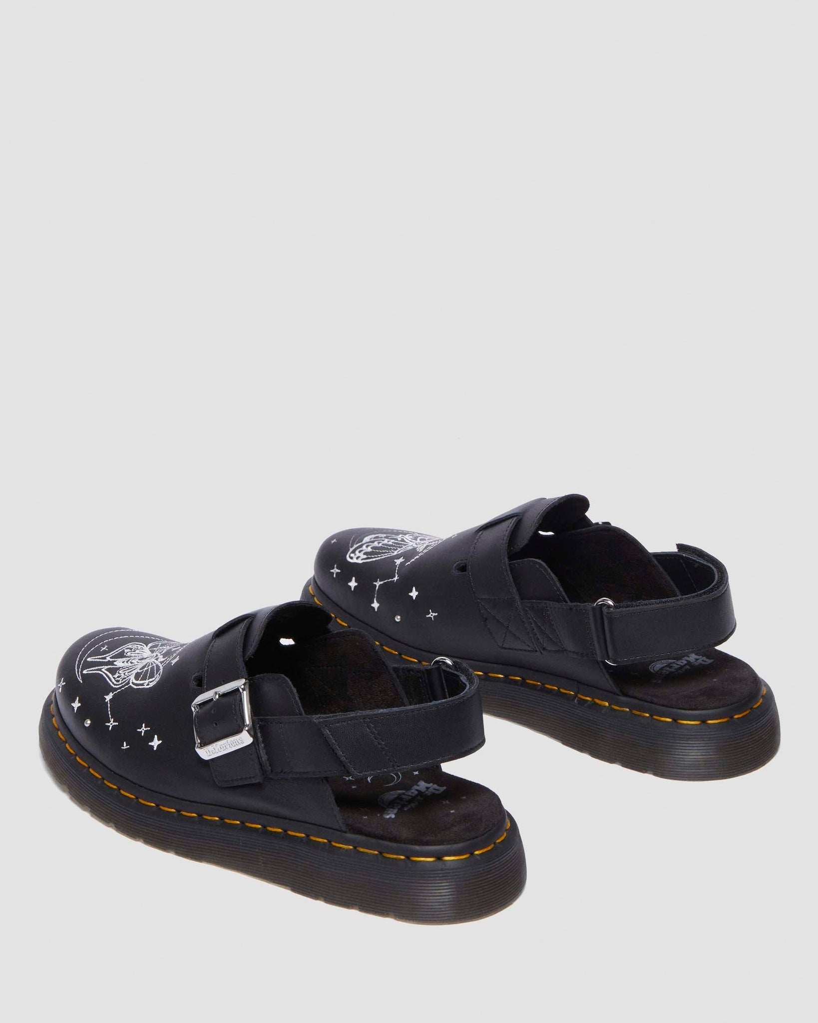 Mules en cuir Jorge II avec broderies de papillons célestes et motifs astraux