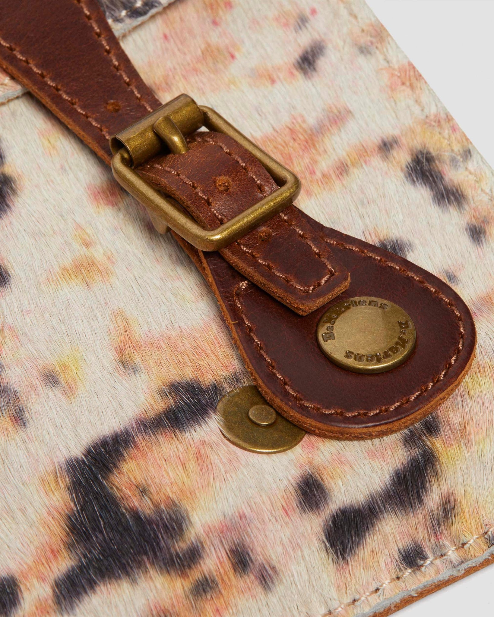 Pochette pour téléphone en cuir à poils.