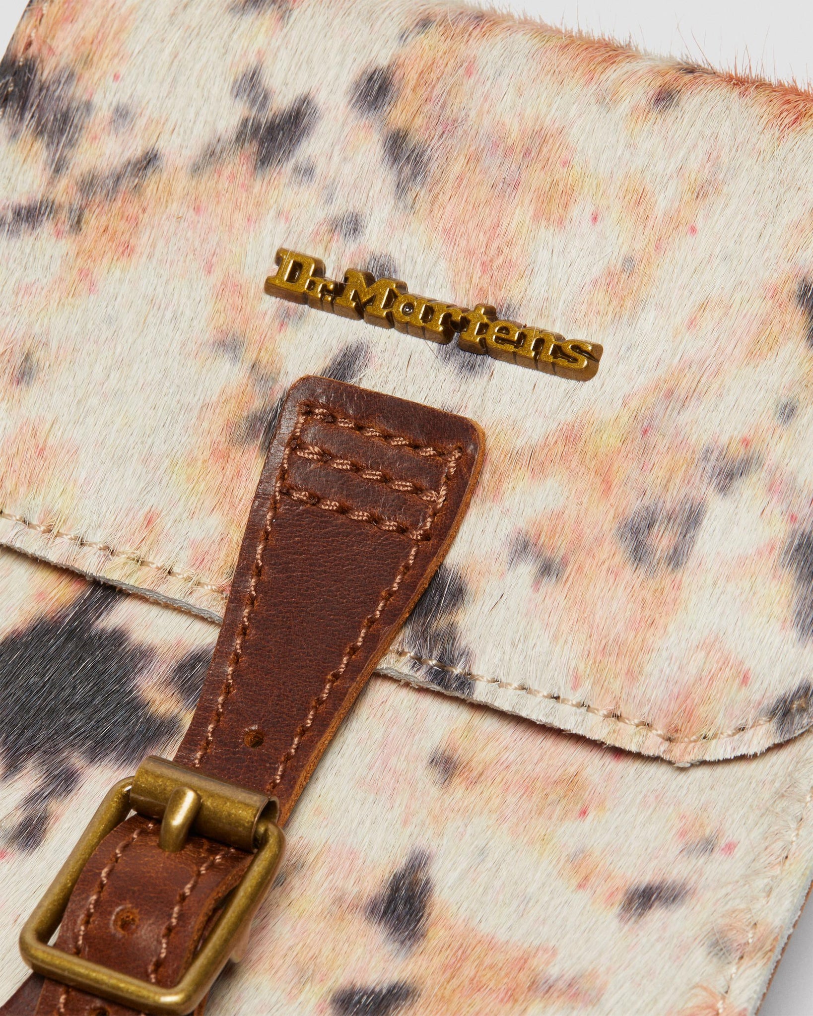 Pochette pour téléphone en cuir à poils.