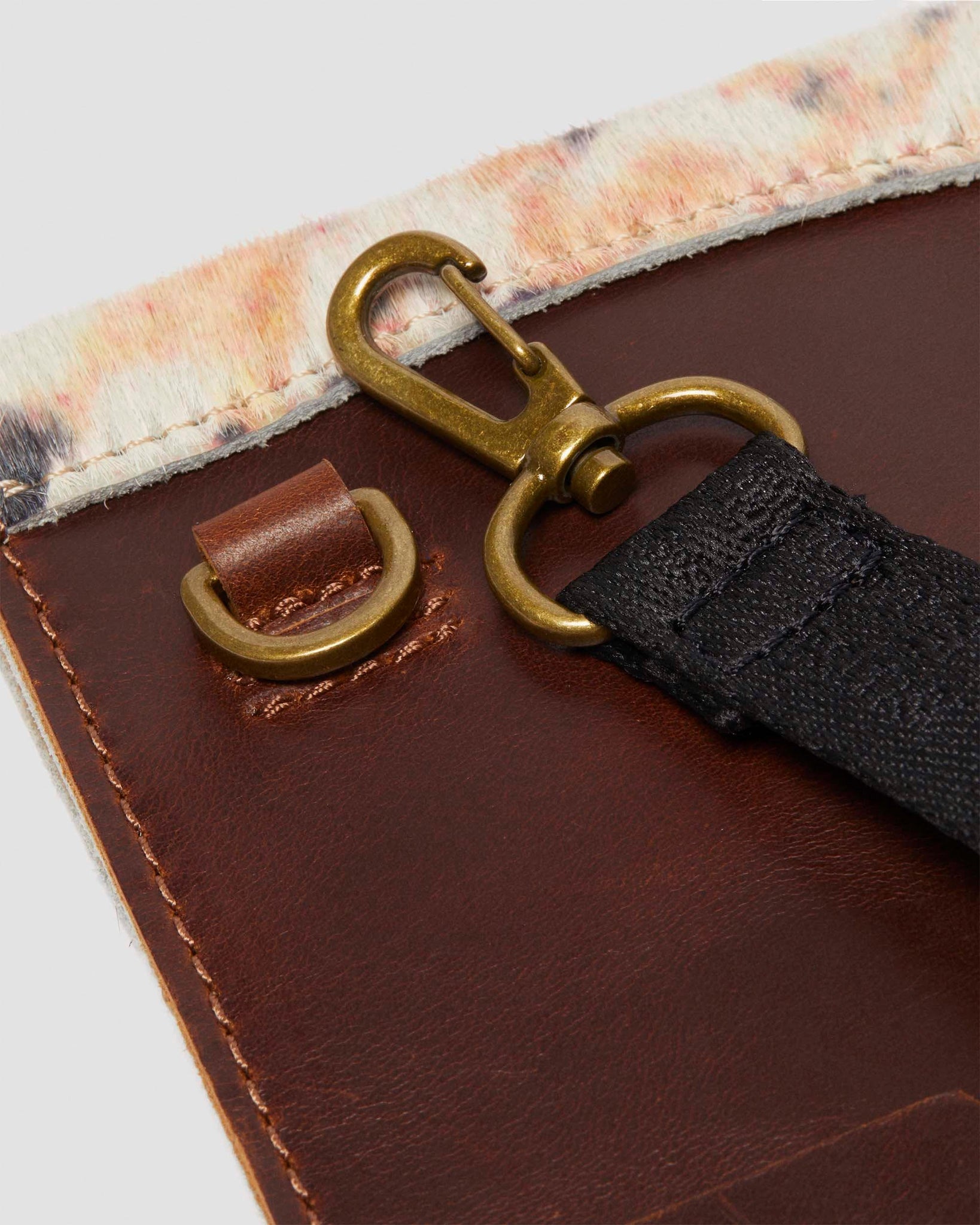 Pochette pour téléphone en cuir à poils.